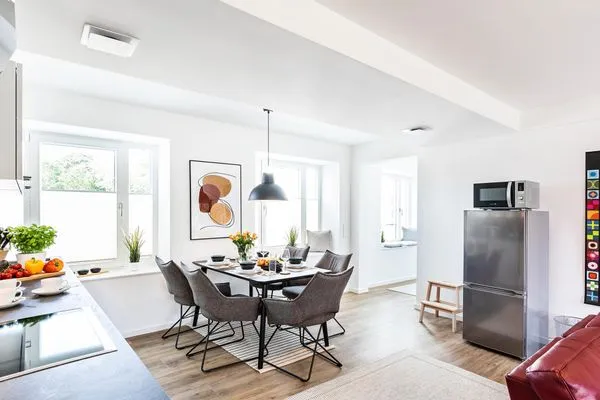 Wohnzimmer: 2 Sofa, TV, Zugang zum Balkon  FeWo Oase in PRORA - 2.25