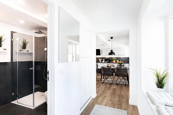 Badezimmer 1: Regendusche, WC, Haartrockner  FeWo Oase in PRORA - 2.25