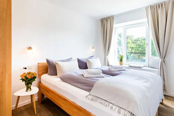 Schlafzimmer 1: Doppelbett (180x200), TV, Kleiderschrank  FeWo Oase in PRORA - 2.25