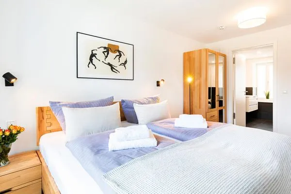 Schlafzimmer 1: Doppelbett (180x200), TV, Kleiderschrank  FeWo Oase in PRORA - 2.25