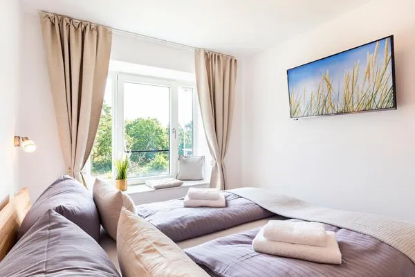 Schlafzimmer 2: 2 Einzelbetten (90x200), TV, Kleiderschrank  FeWo Oase in PRORA - 2.25