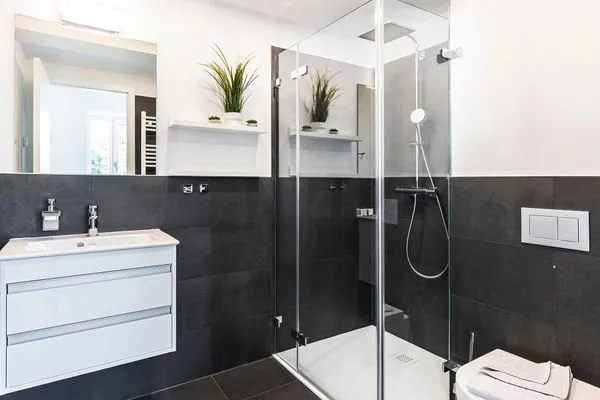 Badezimmer 1: Regendusche, WC, Haartrockner  FeWo Oase in PRORA - 2.25