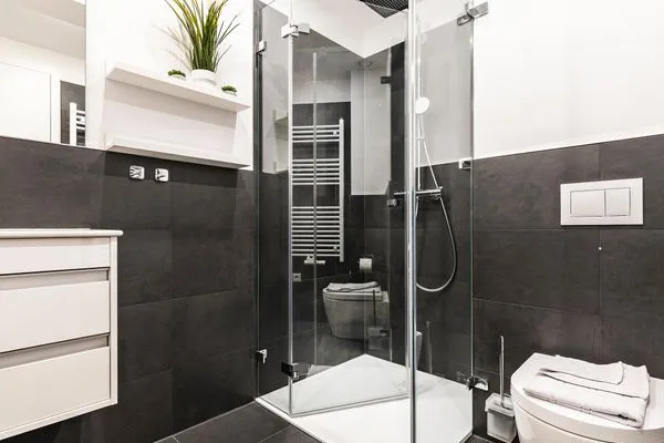 Badezimmer 1: Regendusche, WC, Haartrockner  FeWo Oase in PRORA - 2.25