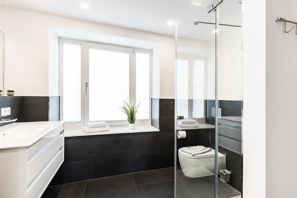 Badezimmer 2: Regendusche, WC, Haartrockner  FeWo Oase in PRORA - 2.25