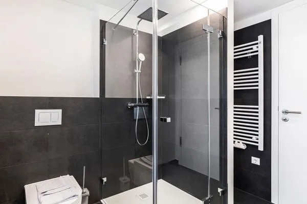 Badezimmer 2: Regendusche, WC, Haartrockner  FeWo Oase in PRORA - 2.25