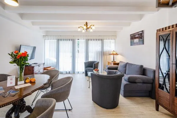 Wohnzimmer: Sofa, TV, Zugang zur Terrasse  FeWo Ostsee Bernstein in PRORA - 5.01