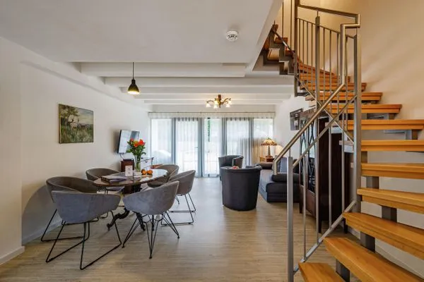 Wohnzimmer: Sofa, TV, Zugang zur Terrasse  FeWo Ostsee Bernstein in PRORA - 5.01