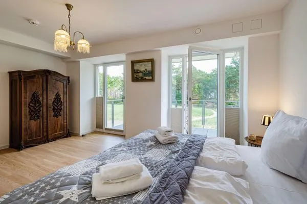 Schlafzimmer 1: 1 Doppelbett (180x200), TV, Zugang zum Balkon  FeWo Ostsee Bernstein in PRORA - 5.01