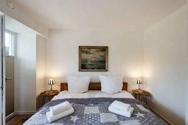 Schlafzimmer 1: 1 Doppelbett (180x200), TV, Zugang zum Balkon  FeWo Ostsee Bernstein in PRORA - 5.01