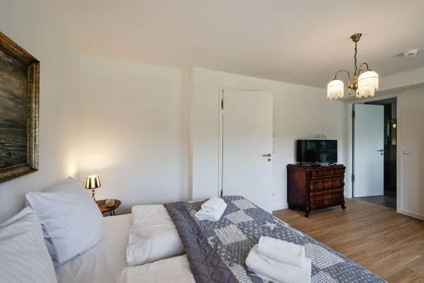 Schlafzimmer 1: 1 Doppelbett (180x200), TV, Zugang zum Balkon  FeWo Ostsee Bernstein in PRORA - 5.01