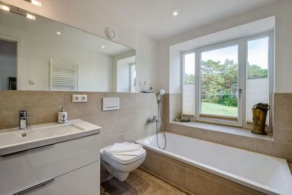 Badezimmer 1: Badezimmer mit Dusche und Badewanne, Haartrockner  FeWo Ostsee Bernstein in PRORA - 5.01