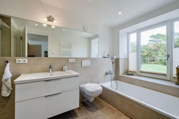 Badezimmer 1: Badezimmer mit Dusche und Badewanne, Haartrockner  FeWo Ostsee Bernstein in PRORA - 5.01