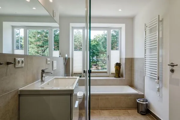 Badezimmer 1: Badezimmer mit Dusche und Badewanne, Haartrockner  FeWo Ostsee Bernstein in PRORA - 5.01