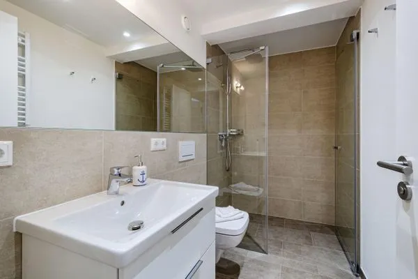 Badezimmer 2: Badezimmer mit Dusche, Haartrockner  FeWo Ostsee Bernstein in PRORA - 5.01