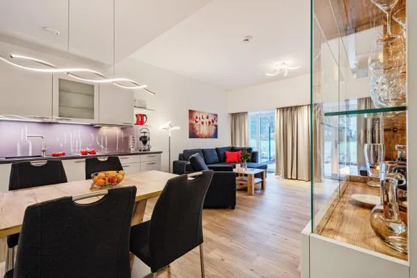 Wohnzimmer: Schlafsofa, TV (Netflix mit eigenen Zugangsdaten möglich),Zugang zur Terrasse  FeWo Ostseebrise in PRORA - 5.03