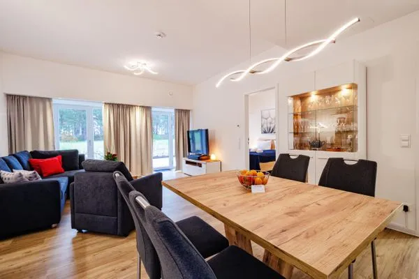 Wohnzimmer: Schlafsofa, TV (Netflix mit eigenen Zugangsdaten möglich),Zugang zur Terrasse  FeWo Ostseebrise in PRORA - 5.03