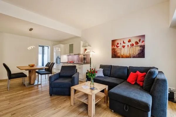 Wohnzimmer: Schlafsofa, TV (Netflix mit eigenen Zugangsdaten möglich),Zugang zur Terrasse  FeWo Ostseebrise in PRORA - 5.03