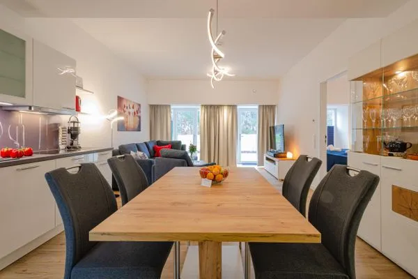 Wohnzimmer: Schlafsofa, TV (Netflix mit eigenen Zugangsdaten möglich),Zugang zur Terrasse  FeWo Ostseebrise in PRORA - 5.03