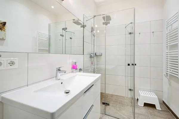 Badezimmer: Regendusche, Haartrockner, WC  FeWo Ostseebrise in PRORA - 5.03