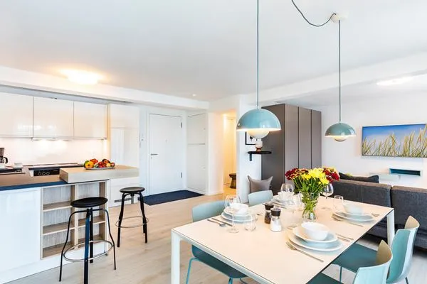 Wohnzimmer: Schlafsofa, TV, Zugang zum Balkon  FeWo Ostseeliebe in PRORA - 2.43