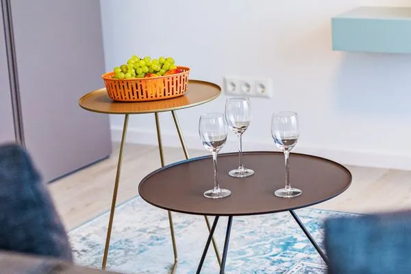 Wohnzimmer: Schlafsofa, TV, Zugang zum Balkon  FeWo Ostseeliebe in PRORA - 2.43