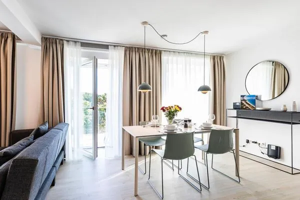 Wohnzimmer: Schlafsofa, TV, Zugang zum Balkon  FeWo Ostseeliebe in PRORA - 2.43