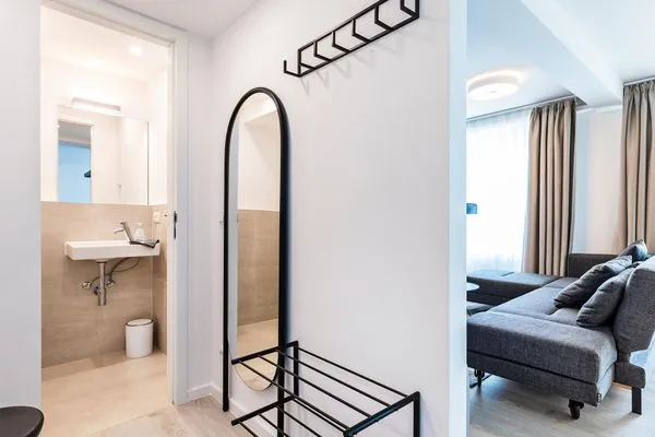 Wohnzimmer: Schlafsofa, TV, Zugang zum Balkon  FeWo Ostseeliebe in PRORA - 2.43