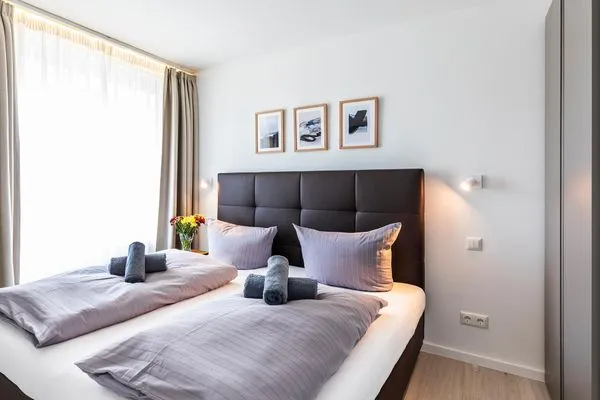 Schlafzimmer: Doppelbett (180x200), Kleiderschrank, TV  FeWo Ostseeliebe in PRORA - 2.43