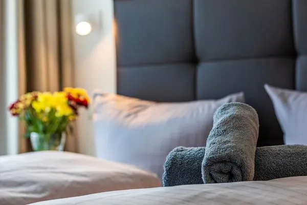 Schlafzimmer: Doppelbett (180x200), Kleiderschrank, TV  FeWo Ostseeliebe in PRORA - 2.43