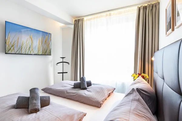 Schlafzimmer: Doppelbett (180x200), Kleiderschrank, TV  FeWo Ostseeliebe in PRORA - 2.43