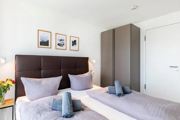 Schlafzimmer: Doppelbett (180x200), Kleiderschrank, TV  FeWo Ostseeliebe in PRORA - 2.43