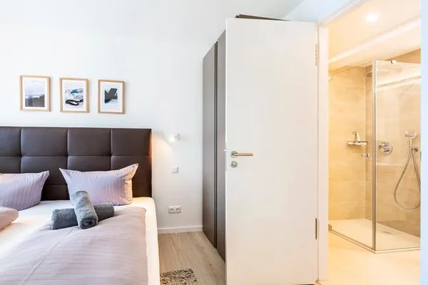 Schlafzimmer: Doppelbett (180x200), Kleiderschrank, TV  FeWo Ostseeliebe in PRORA - 2.43