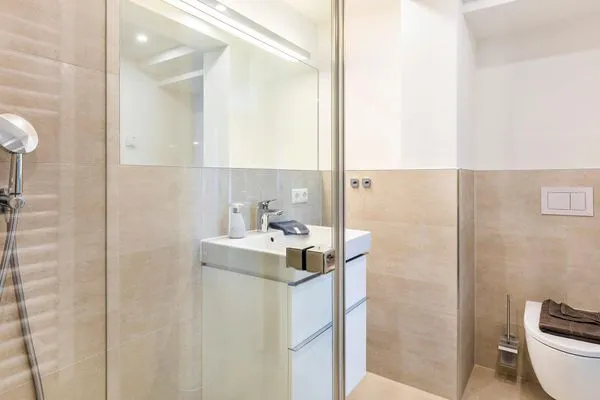 Badezimmer: Regendusche, WC, Haartrockner  FeWo Ostseeliebe in PRORA - 2.43