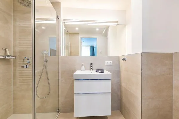 Badezimmer: Regendusche, WC, Haartrockner  FeWo Ostseeliebe in PRORA - 2.43