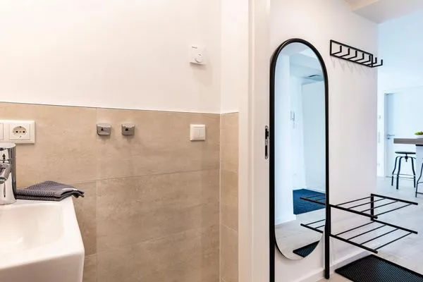 Badezimmer: Regendusche, WC, Haartrockner  FeWo Ostseeliebe in PRORA - 2.43