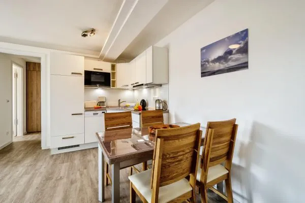 Wohnzimmer: Schlafsofa, TV, Zugang zum Balkon  FeWo Ostwind in PRORA - 5.43