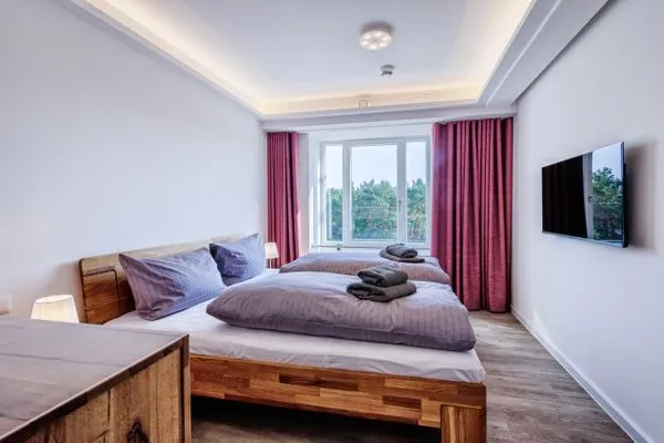 Schlafzimmer: 1 Doppelbett (160x200), TV  FeWo Ostwind in PRORA - 5.43