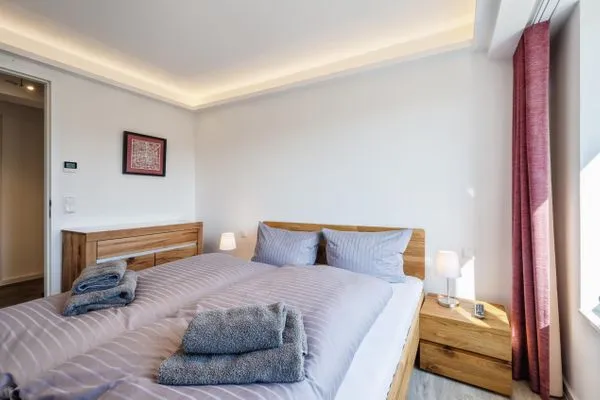 Schlafzimmer: 1 Doppelbett (160x200), TV  FeWo Ostwind in PRORA - 5.43