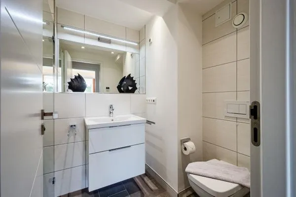 Badezimmer: Regendusche, WC, Haartrockner  FeWo Ostwind in PRORA - 5.43