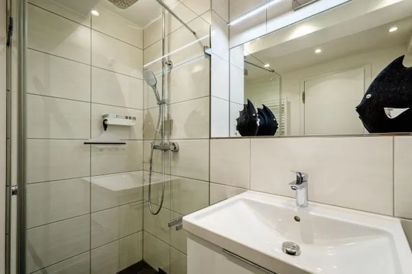 Badezimmer: Regendusche, WC, Haartrockner  FeWo Ostwind in PRORA - 5.43