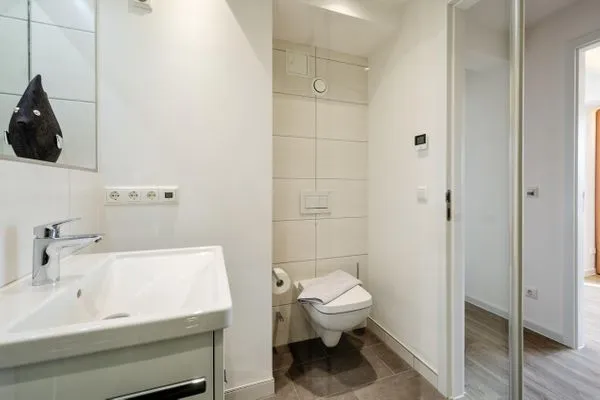 Badezimmer: Regendusche, WC, Haartrockner  FeWo Ostwind in PRORA - 5.43