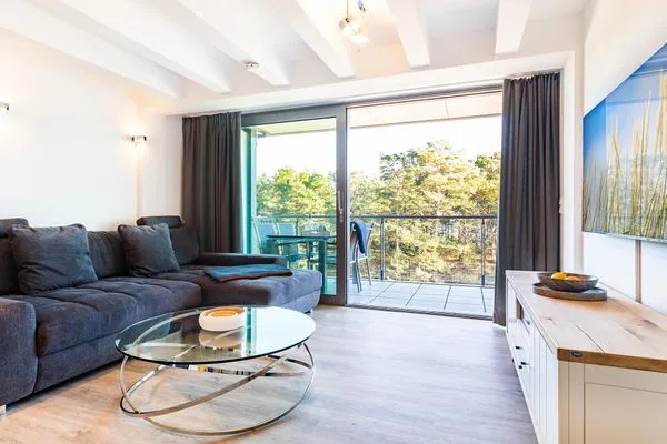 Wohn-/Essbereich: Schlafsofa, TV, Insektenschutz, Zugang zum Balkon mit Tisch und 4 Stühlen  FeWo Pontos in PRORA - 4.35