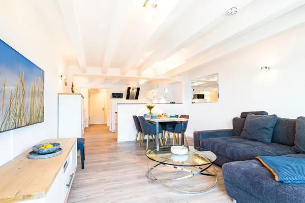 Wohn-/Essbereich: Schlafsofa, TV, Insektenschutz, Zugang zum Balkon mit Tisch und 4 Stühlen  FeWo Pontos in PRORA - 4.35