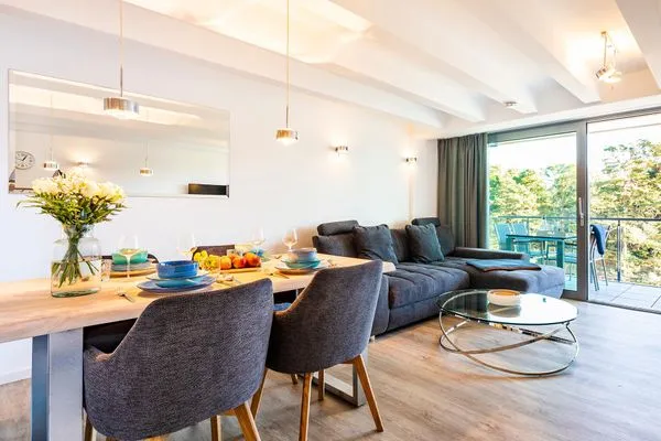 Wohn-/Essbereich: Schlafsofa, TV, Insektenschutz, Zugang zum Balkon mit Tisch und 4 Stühlen  FeWo Pontos in PRORA - 4.35