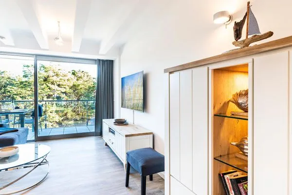 Wohn-/Essbereich: Schlafsofa, TV, Insektenschutz, Zugang zum Balkon mit Tisch und 4 Stühlen  FeWo Pontos in PRORA - 4.35