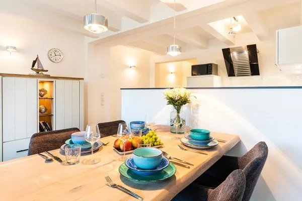 Wohn-/Essbereich: Schlafsofa, TV, Insektenschutz, Zugang zum Balkon mit Tisch und 4 Stühlen  FeWo Pontos in PRORA - 4.35