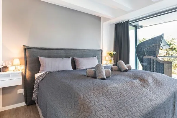 Schlafzimmer 1: Doppelbett (180 x 200), Insektenschutz, Balkon mit Strandkorb, Ostseeblick  FeWo Pontos in PRORA - 4.35