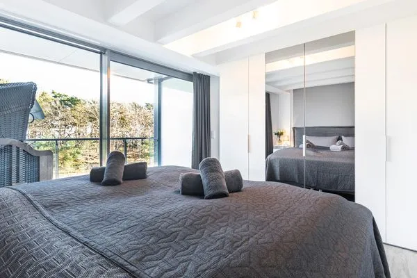 Schlafzimmer 1: Doppelbett (180 x 200), Insektenschutz, Balkon mit Strandkorb, Ostseeblick  FeWo Pontos in PRORA - 4.35