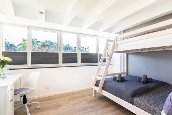 Schlafzimmer 2: 1 Etagenbett (140x200 und 90x200), TV, Insektenschutz  FeWo Pontos in PRORA - 4.35