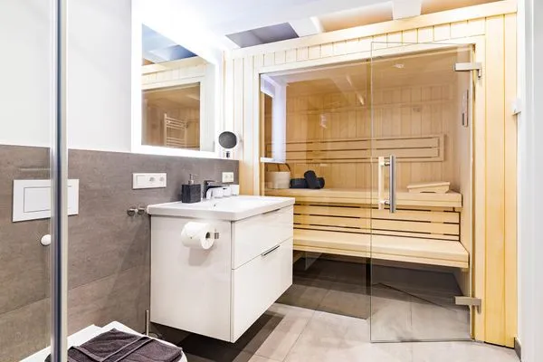 Badezimmer: Regendusche, Haartrockner, Sauna  FeWo Pontos in PRORA - 4.35